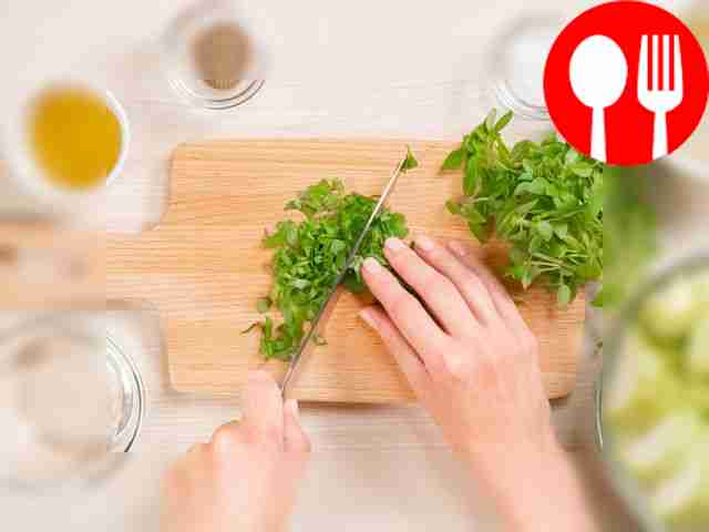 Приготовьте продукты к маринованию: обрежьте...