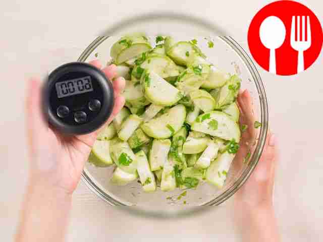 Замаринуйте кабачки. В глубокую емкость...