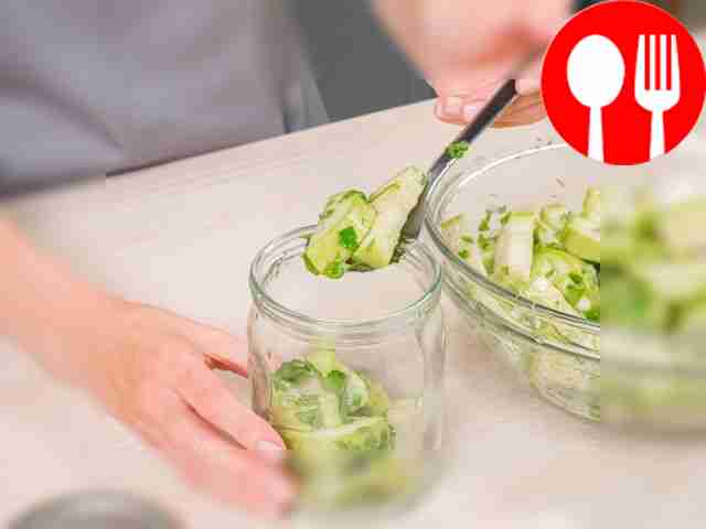 Разложите кабачки по банкам так, чтобы слои...