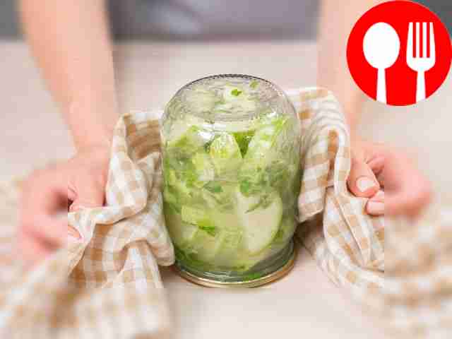 Заготовьте кабачки в банки. Поместите банки в...