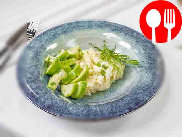 В маленькую пиалку выложите маринованные...