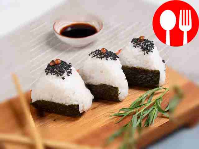 Онигири с тунцом