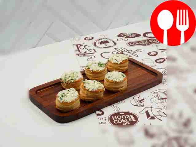 Tartlets with cottage cheese, avocado and feta