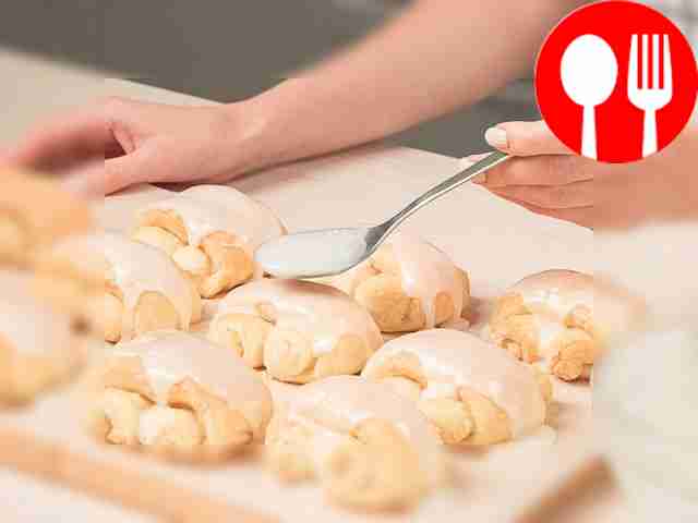 Finish preparing the Berliner cakes. Pour the...