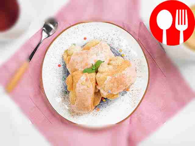 Serve Berlin cakes with tea.