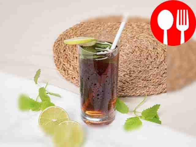 Поставьте стакан на салфетку, украсьте напиток...