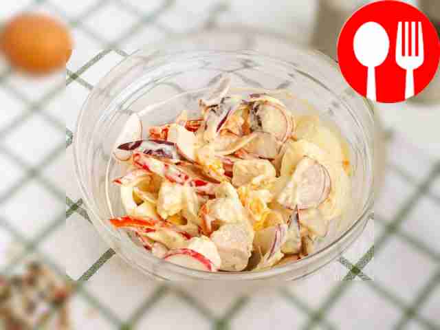 Салат с курицей и редисом