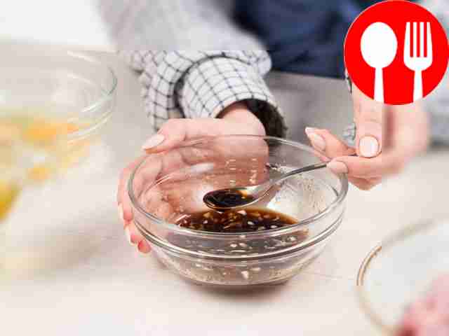 Prepare the sauce. Mix fish sauce, 2 minced...