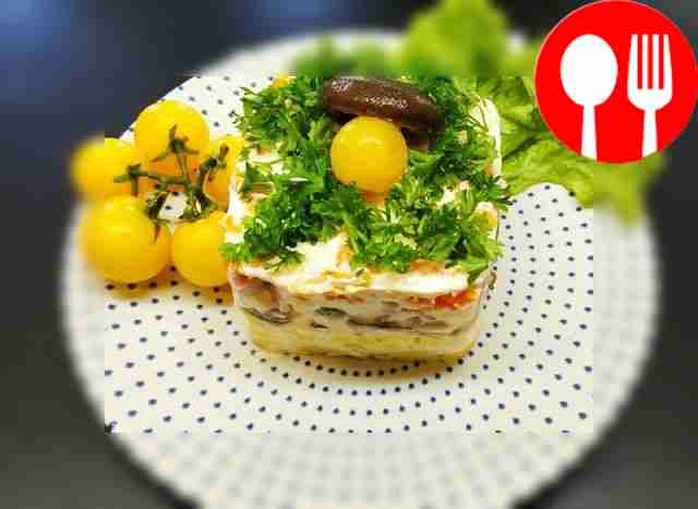 Деликатесные белые грибы с овощами, ветчиной и сыром