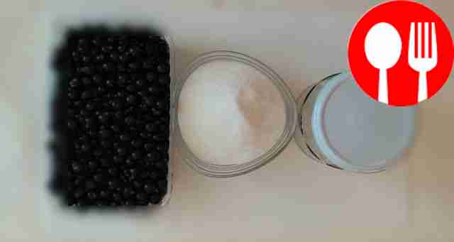 Remove branches and stems from the currants...