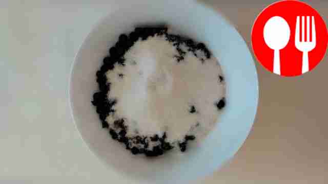 Pour the currants into an enamel bowl, add...