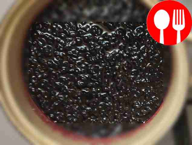 Place the pan with the currants on low heat...