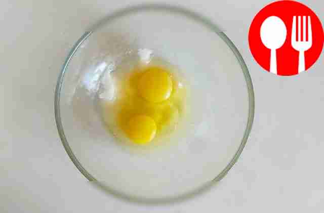 Combine eggs with sugar and whisk until smooth.