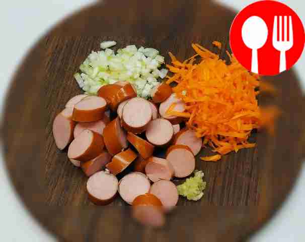 Peel the sausages from the film, chop the...