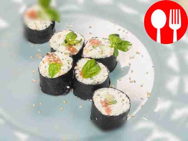 Диетические роллы с семгой и огурцом