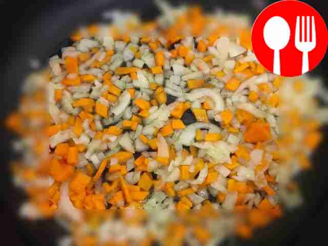 Положите чеснок в кожуре и обжарьте его 20–30...