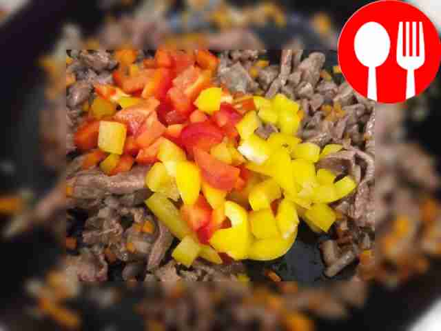 Через три минуты добавьте говядину, нарезанную...