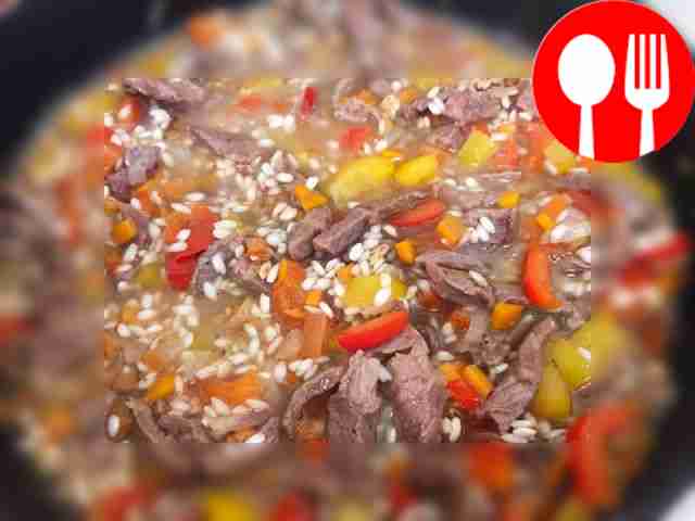 Насыпьте рис. Через 30 секунд добавьте вино....