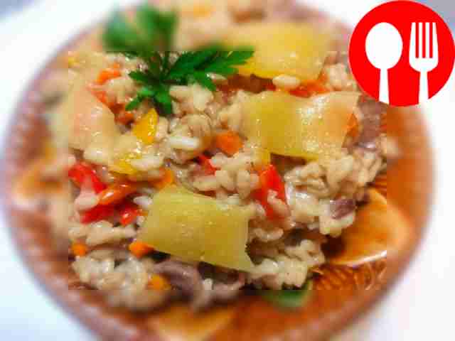 Разложите ризотто горкой аккуратно. Украсьте...