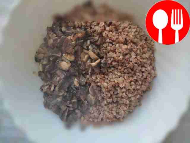 Chop the mushrooms, fry, mix with buckwheat...