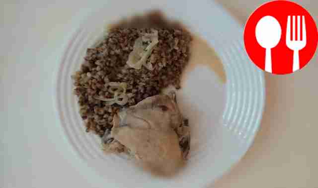 Гречка в сметанном бульоне с куриными бедрами