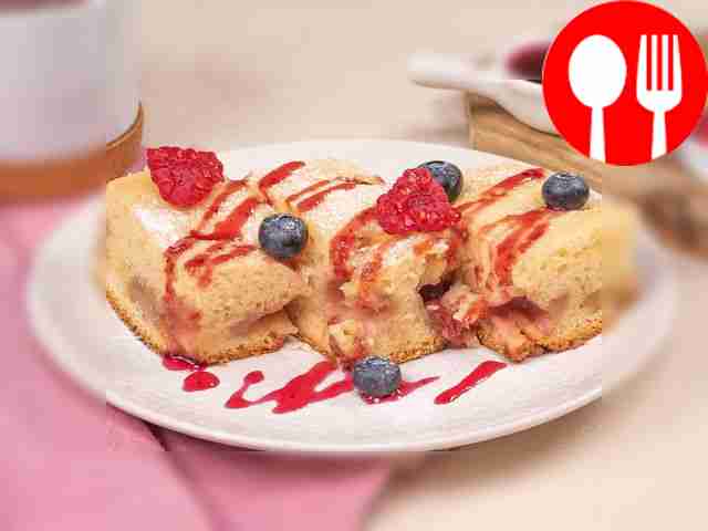 Простой пирог с клубникой в мультиварке