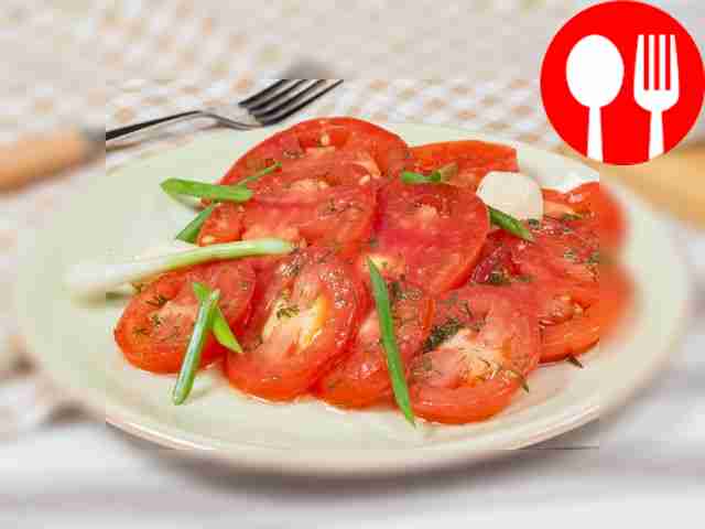 Tomatoes marinated with garlic