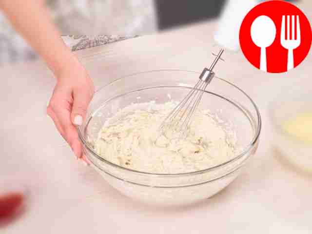 Prepare the cream. Mix coconut and cow's milk...