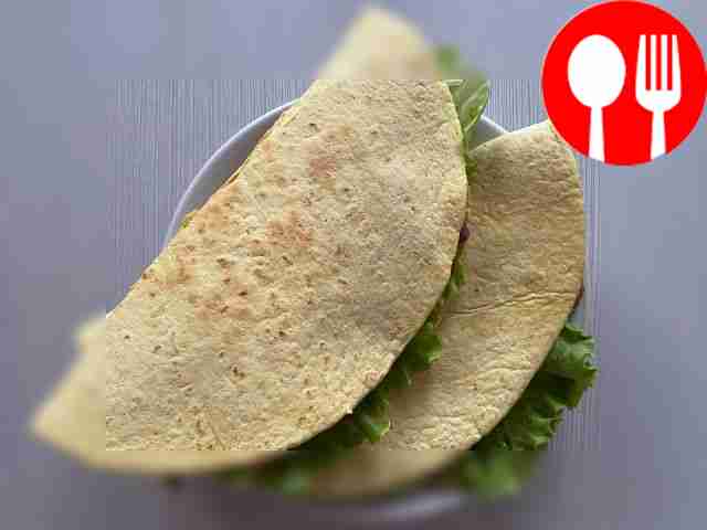 On an already fried tortilla, place the sauce...