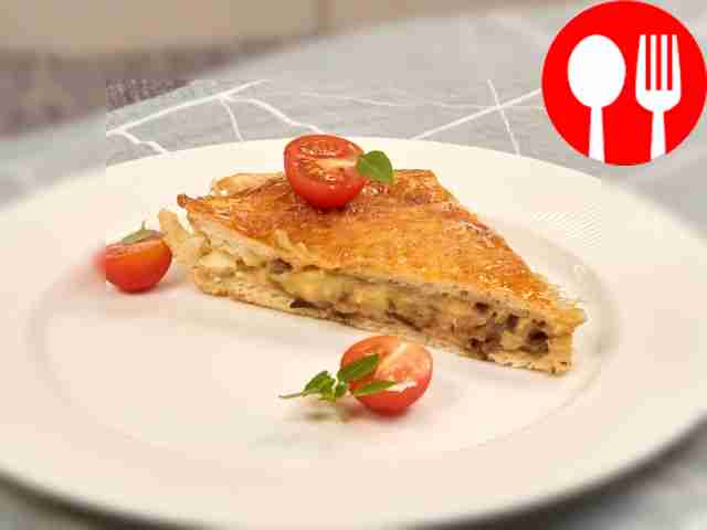 Пирог из дрожжевого теста с картошкой и грибами