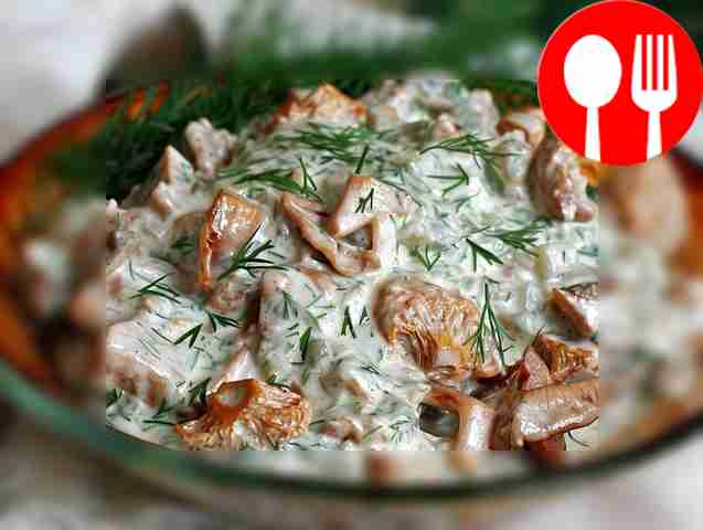 Tender chanterelles in sour cream sauce