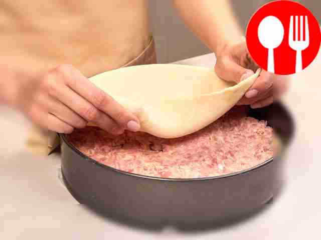 Form a pie with potatoes and minced meat....