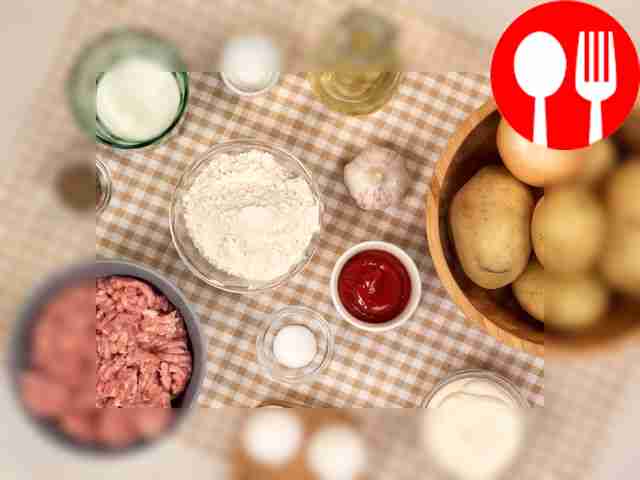 Wash and peel the vegetables. Prepare a baking dish.