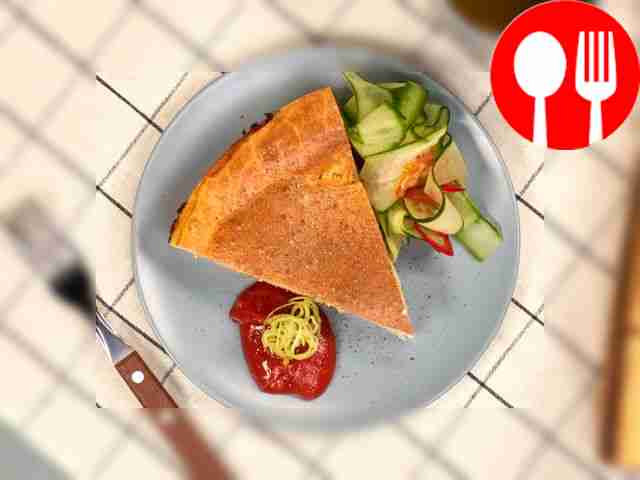 Prepare a savory sauce for the pie. To do...