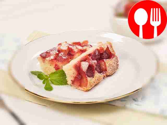 Простой домашний пирог с клубникой