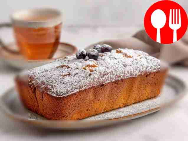 Простой кекс с вареньем на сметане