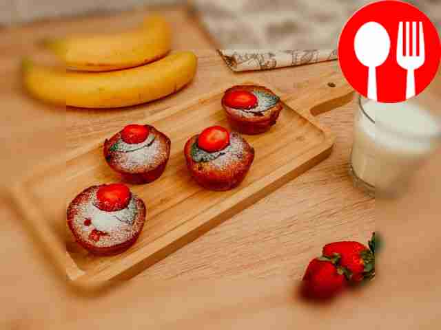 Muffins with strawberries and bananas