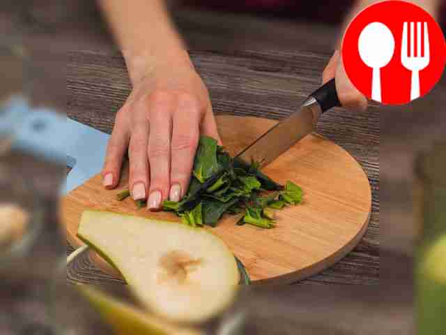 Cut the spinach and fruit into medium-sized pieces.