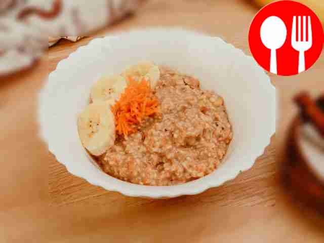 Oatmeal with banana, cinnamon and carrots