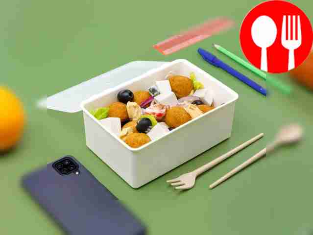 Боул с хумусом, фалафелем, фетой и помидорами