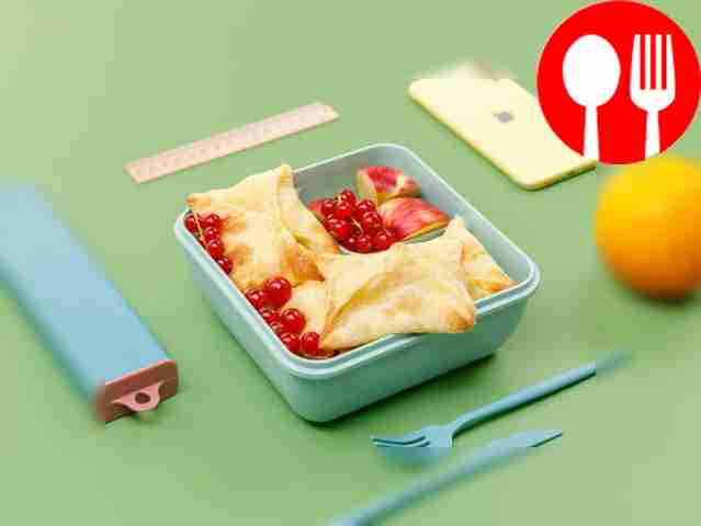 Яблочные конвертики из слоеного теста