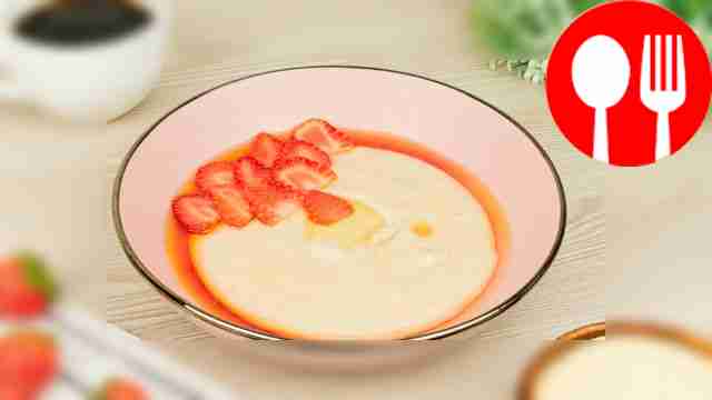Манная каша с клубникой, специями и мёдом