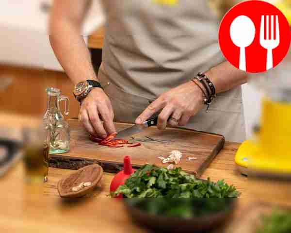 Thinly slice the chili pepper.