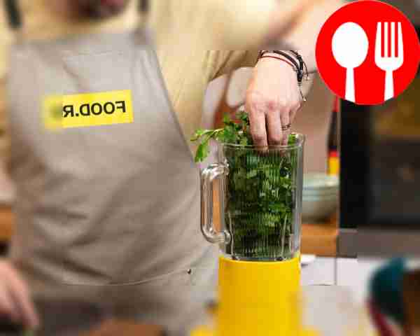 Нарежьте зелень произвольно, удалив наиболее...