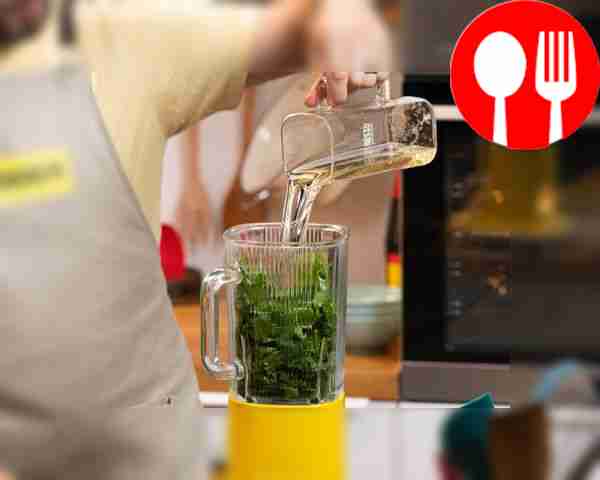 Залейте зелень растительным маслом и тщательно...