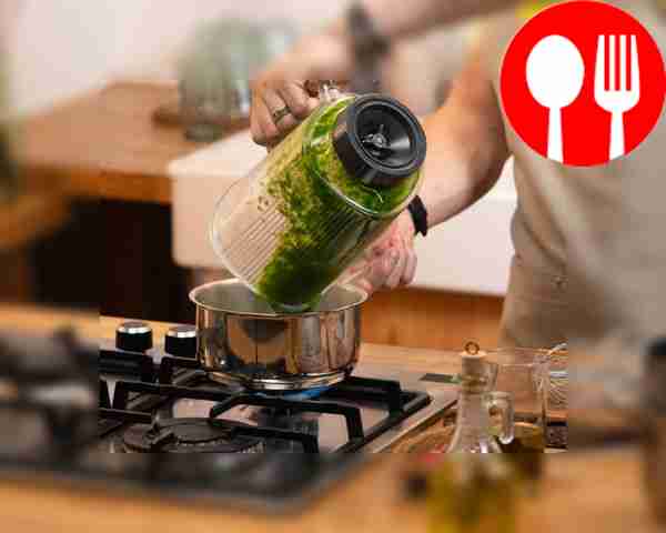 Поставьте сотейник на огонь и разогрейте его....