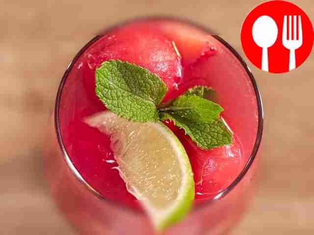 Розовая сангрия с арбузом