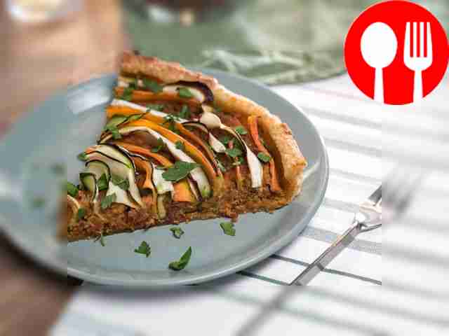 Пирог с хумусом и летними овощами