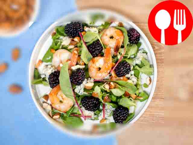 Salad with shrimp and blackberries