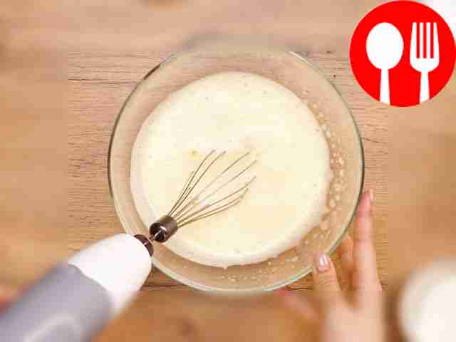 Разбейте яйцо в глубокую миску, добавьте сахар...